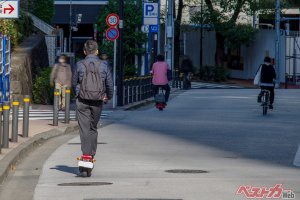 無謀な規制緩和で誰が得する？　「免許もヘルメットもミラーも不要」　電動キックボードの危険性はないのか