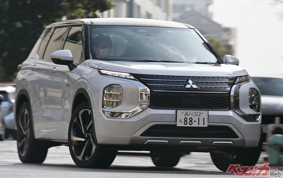 三菱 アウトランダーPHEV。オフも自在に走破、自慢のS-AWD