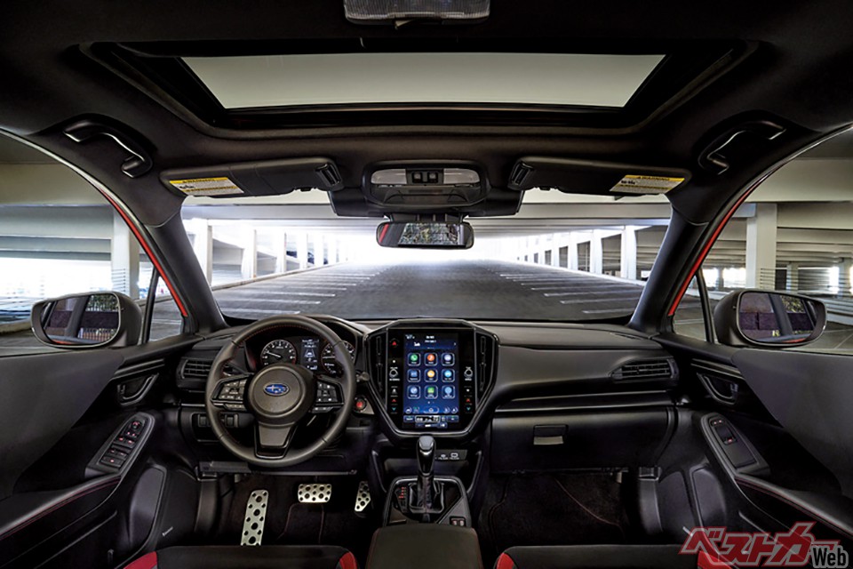 こちらは北米仕様インプレッサのインテリア。大型ディスプレイは日本仕様にも装備され、8速CVTが設定される