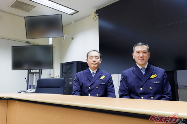 JR東海 島田秀行輸送指令長（右）と福田秀昭情報指令長（左）有事には背後のモニターに情報を映し出し、迅速に対応を協議する