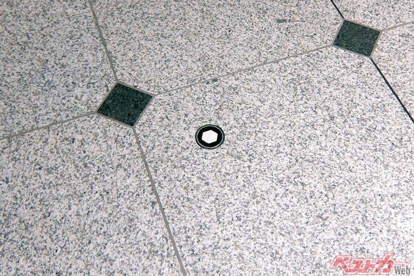 原首相暗殺現場のマークをアップで撮ってみた。もはやただの「点」でしかない