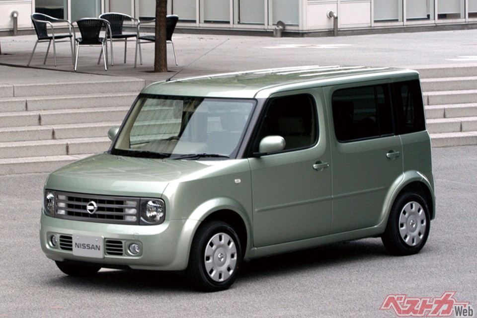 2代目キューブをベースに2003年に追加された3列シート仕様のキューブキュービック