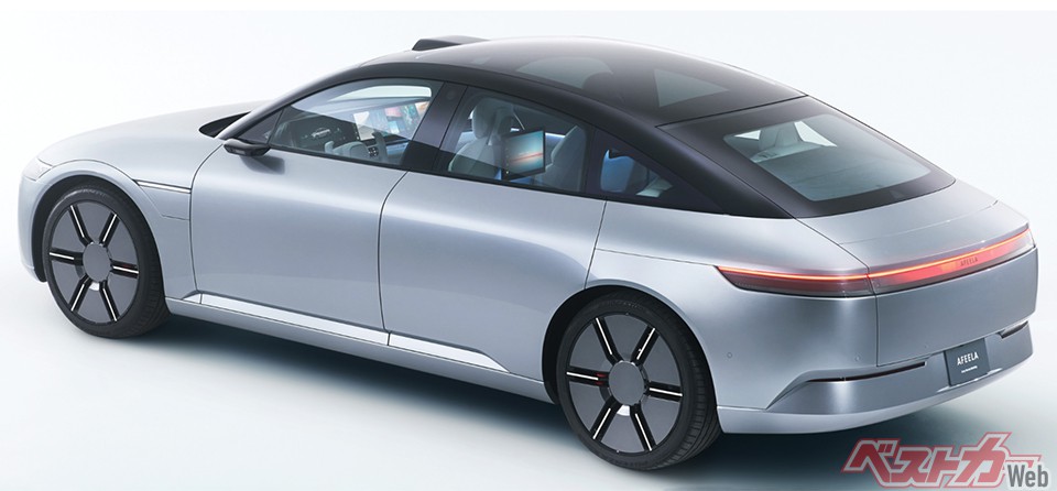 駆動方式は4WDで、フロント・ダブルウィッシュボーン、リア・マルチリンクサスペンションを採用している