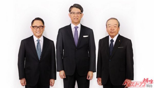 左から会長に就任する豊田章男氏、真ん中が新社長の佐藤恒治氏、右が退任する内山田竹志氏