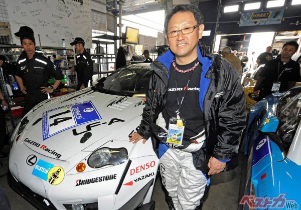 2009年のニュルブルクリンク24時間レースに参戦するモリゾウさん。サーキットでは豊田章男社長ではなく、かなりクルマが好きなドライバーの「モリゾウ」さんだった