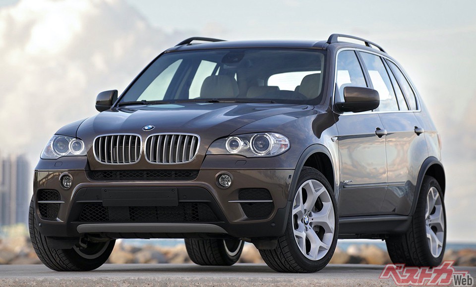 先々代BMW X5。年式的にはやや古いが、このサイズ感と、ベーシックなxDrive35iでも300psを超えるエンジンがもたらす迫力は、いまだ魅力的
