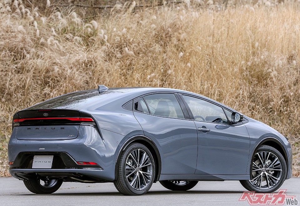 新開発2Lハイブリッドでコーナーを攻める。安定感重視の4WD、向きを変えやすいFFとハンドリング特性が異なることを確認できたが、どちらも間違いなくハイレベル。期待以上の仕上がりだ