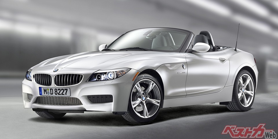 先代BMW Z4。高い物件はそこそこ高いが、前期型の2.5L直6搭載グレードであれば、総額100万円台でも普通に狙える