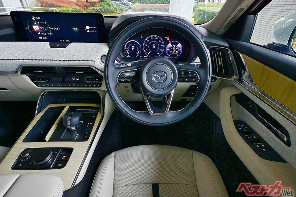 今回試乗した最上級グレードのPHEVプレミアムモダンは手触り、座り心地とも優れた本革シート仕様。座面、シートバックに和風の素材があしらわれている