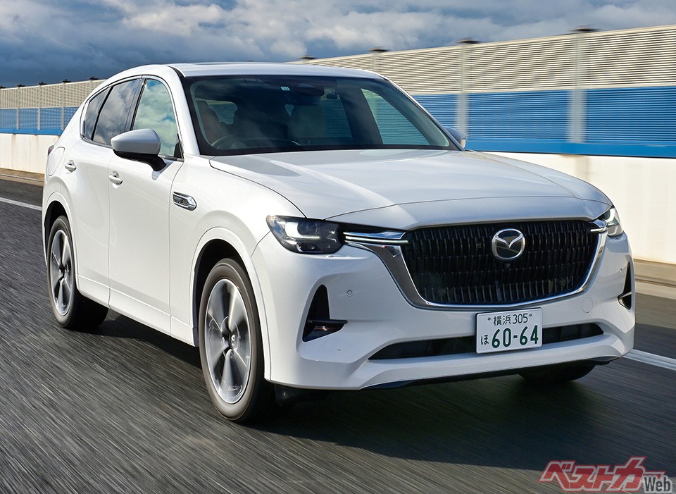 マツダ CX-60のトップレンジに位置するのが今回試乗したPHEV。価格は539万~626万4500円とマツダ史上最高額のプレミアムSUV。高速走行でのスムーズな加速が気持ちいい