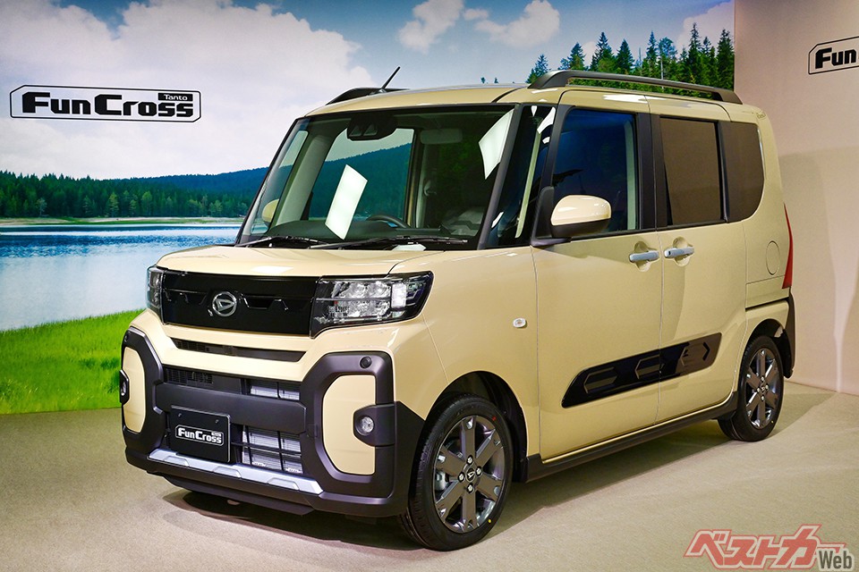 ダイハツ タントファンクロス。ダイハツファン待望のスペーシアギアの対抗馬で、タントをベースにSUVテイストを加味(180万9500~193万500円)