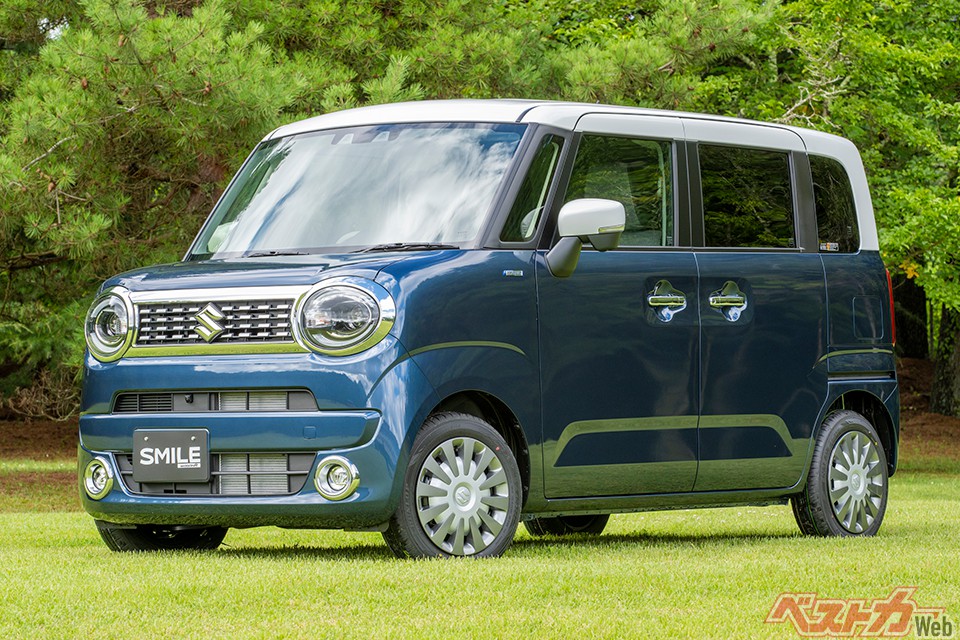 スズキ ワゴンRスマイル。ムーヴキャンバス対抗馬としてワゴンRをベースにかわいいフロントマスクとスライドドアが与えられたハイトワゴン(129万6900~171万6000円)