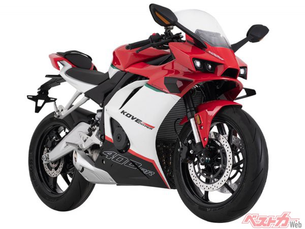 角張った逆スラントと奥まったLEDヘッドライトの顔は、カワサキのZX-10R風? KOVEはカワサキの本拠地である神戸を意識したかと思いきや、「コーブ」と発音する