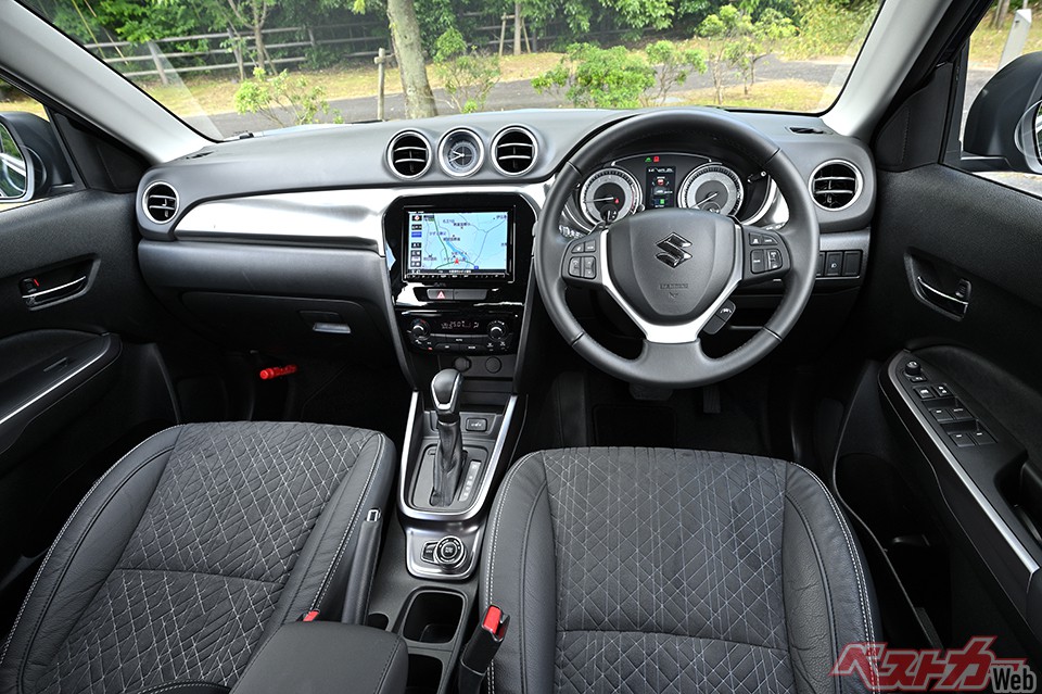 スポーティなデザインのインパネ