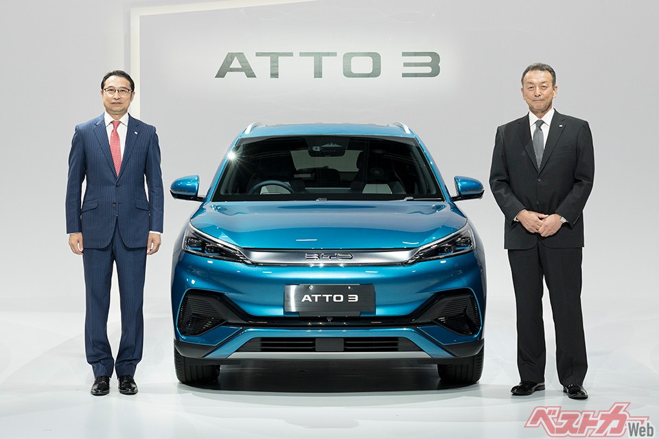 2022年7月に行われた日本参入発表会でのBYDジャパン代表取締役社長の劉 学亮氏(左)とBYDオートジャパン代表取締役社長の東福寺厚樹氏(右)