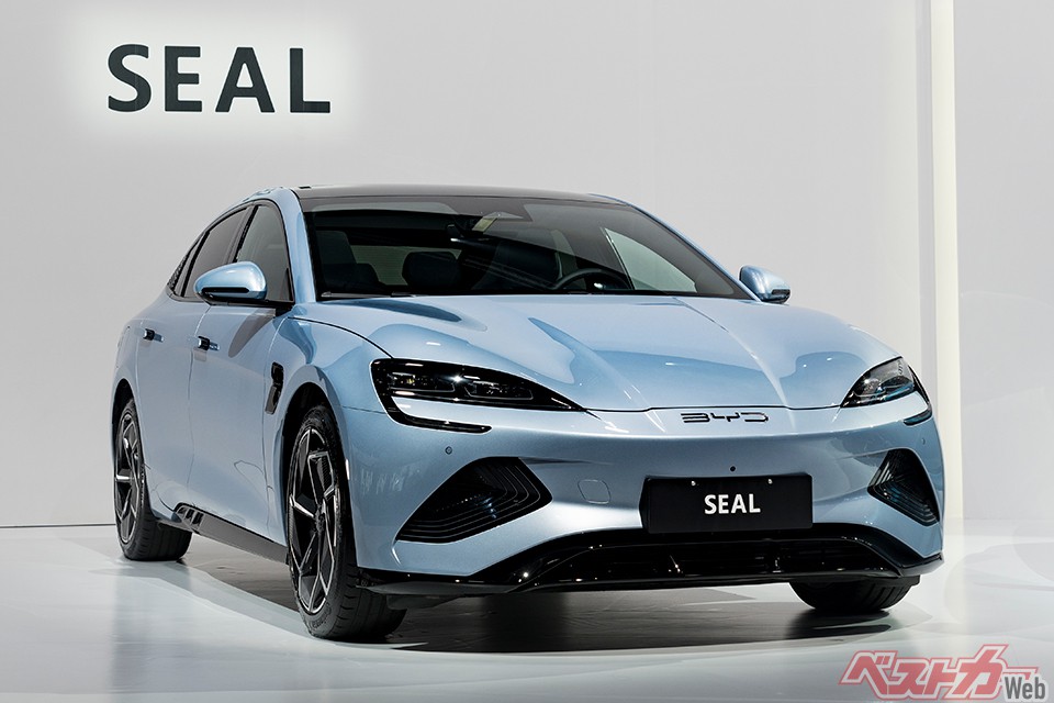 ミッドセダンのBYD シール。ATTO 3は2023年1月31に日本で発売。その後、ドルフィン、シールの順で発売となる。ユーロNCAPで最高評価を獲得するなど安全性も実証済みだ