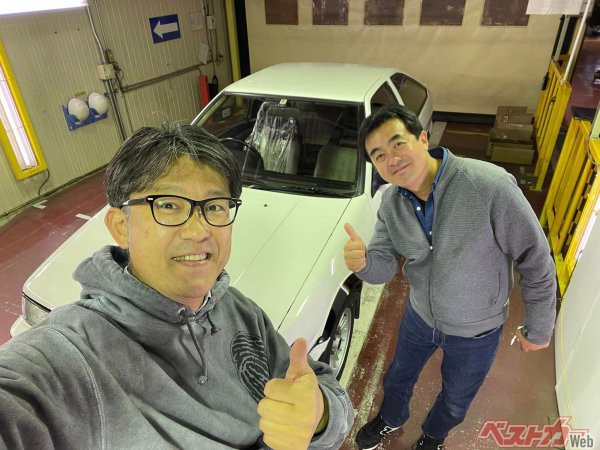 佐藤恒治氏（左）はトヨタの新社長らしくクルマ好き度も社員のなかで断トツと筆者は指摘する。AE86カローラレビンをレストア中だとか