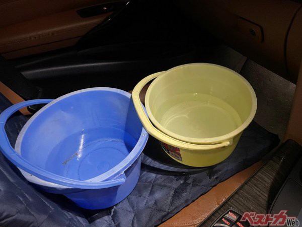 一人乗車ではなかなかくもらないため、多人数の熱気に見立ててバケツ二杯にお湯を入れておいてみた