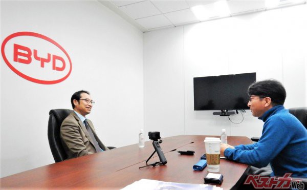 横浜市内にあるBYDジャパンのオフィス内で行われた劉社長（左）へのインタビュー。聞き手が西村直人氏（右）
