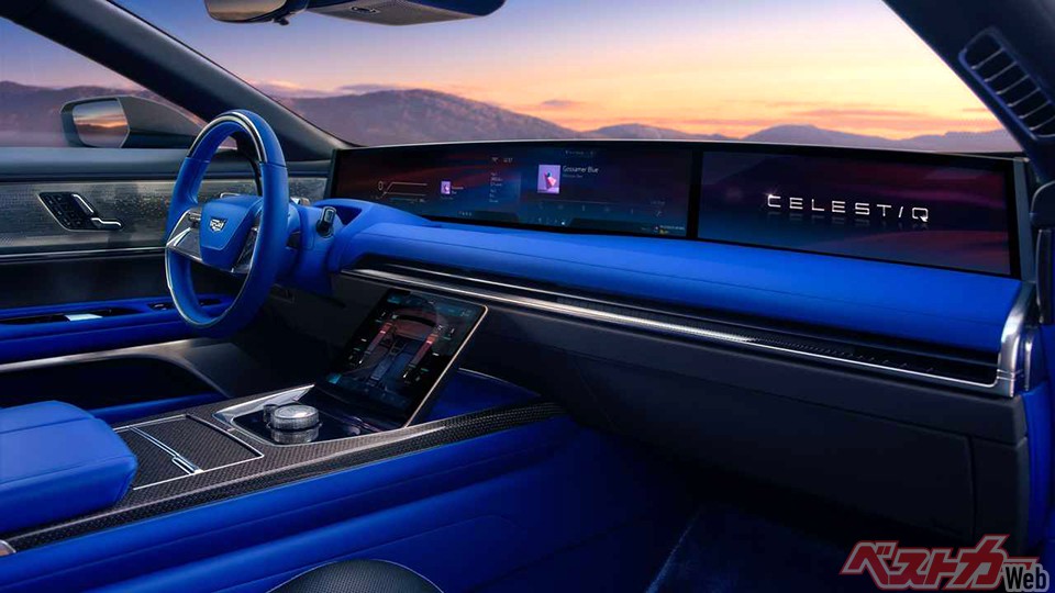 ダッシュボードの幅いっぱいに広がる55インチのディスプレイが目を引く。贅を尽くしたインフォテインメントも装備される