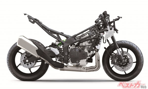 エンジンはZX-25Rからボアを7mm、ストロークを7.3mm拡大し、399cc化。海外仕様の2023年型ZX-25Rもマフラーが大型化したが、ZX-4Rはそれ以上に大きい。