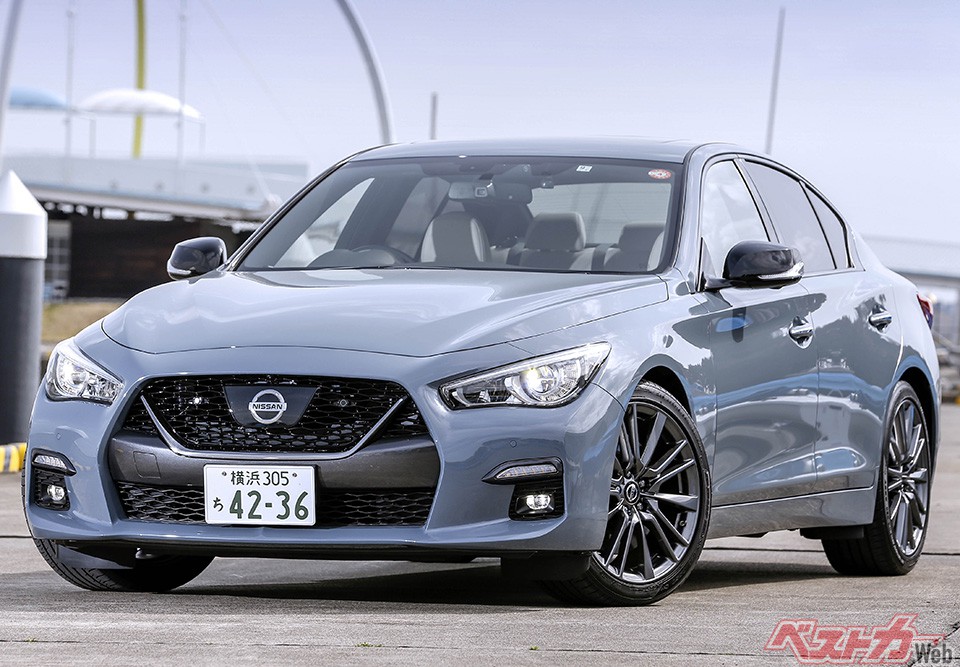 2013年登場のスカイライン。さすがに基本設計は古いが、V6、3Lツインターボ搭載の400Rがそこにいる事実。これだけでもファンはうれしいのよ、実際