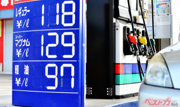 ドライバーがガソリンスタンドで支払うガソリン代にはガソリン税と消費税のふたつが課税されている（Norman01＠AdobeStock）