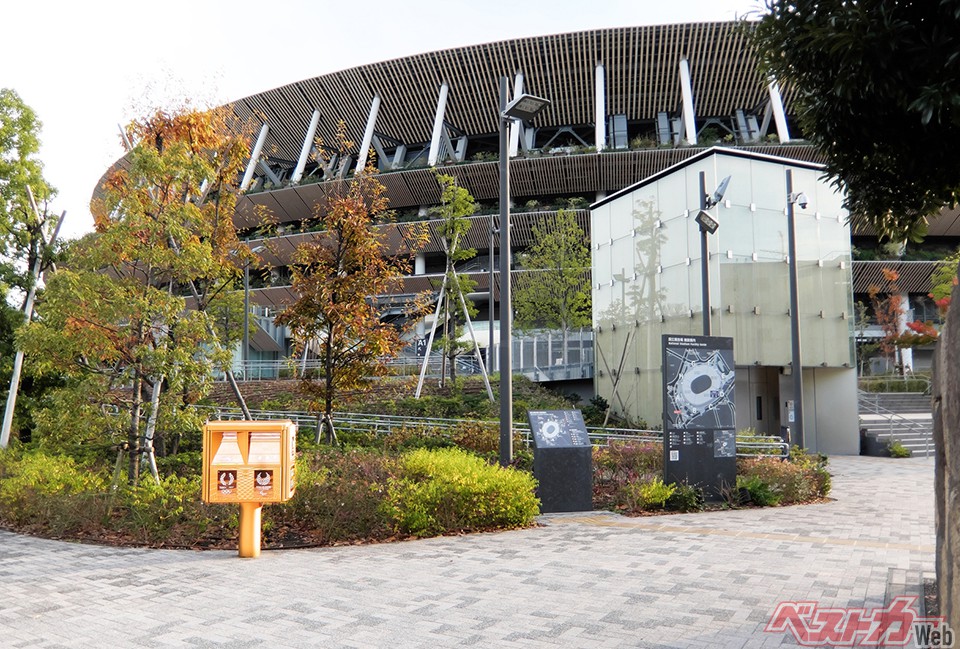 これまたいろいろあった新国立競技場の敷地内で下品に光っております、金の郵便ポスト