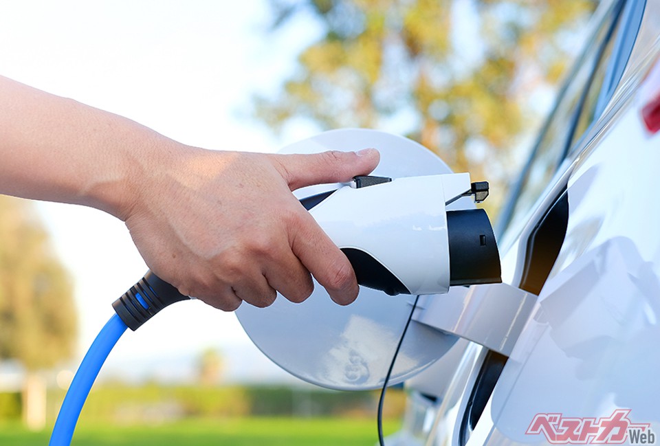 ロードサービス事業などを手掛けるプレステージ・インターナショナルは、EVの電欠時に充電施設までレッカー移動するのではなく、その場で充電するサービスを開始。これは朗報だ(paulynn@AdobeStock)