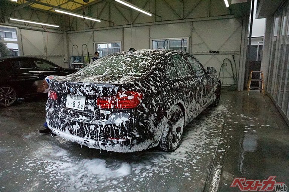 プロに最上級のコーティングを依頼すれば、ボディは新車以上に光り輝き、汚れもつかなくなる