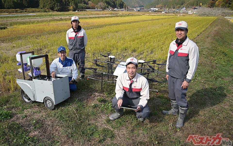 スズキが開発したモバイルムーバー(左)と、ダイハツが開発した農薬散布ドローンシステム(右)