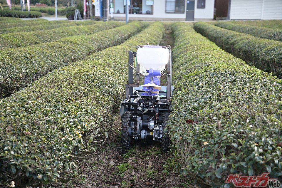 スズキ モバイルムーバー。電動車椅子ベースの肥料散布マシン(試作車)。人に比べ作業時間を4割ほど減らすことに成功。モーターを二基載せることで大トルクを発揮。狭い道もグイグイ走る!