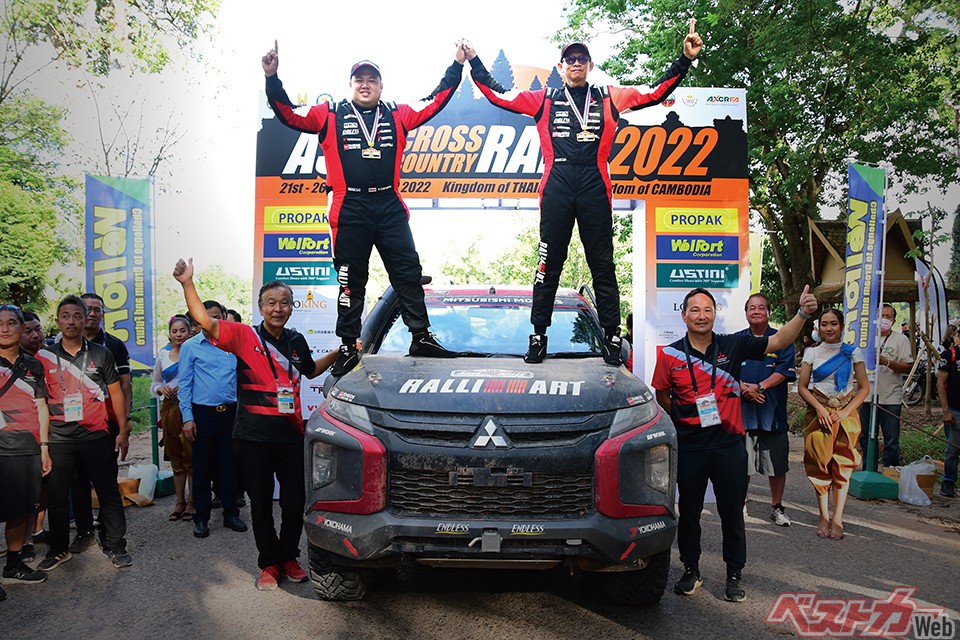 チーム三菱ラリーアートがアジアクロスカントリーラリー2022を制した。タイのラリーチームへの技術支援という形での参戦だが、チーム名に「ラリーアート」を冠すれば、世界中のモータースポーツ関係者から注目されるだろう