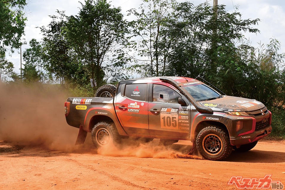 大会2日目。203.5kmと、今大会最長となるLeg1 SS2でトップを取った105号車のチャヤポン・ヨーター。この日作ったリードが効いた