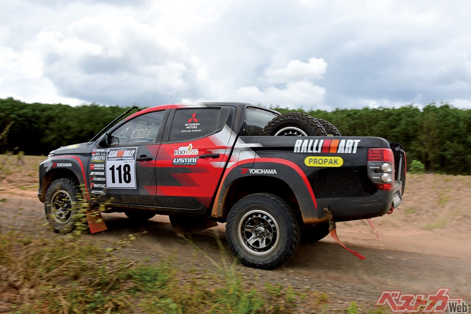 高速フラットダートがメインのLeg2 SS3を走る118号車、リファット・サンガー。前日のパンクは不運だったが、8位でスタートし5位に浮上