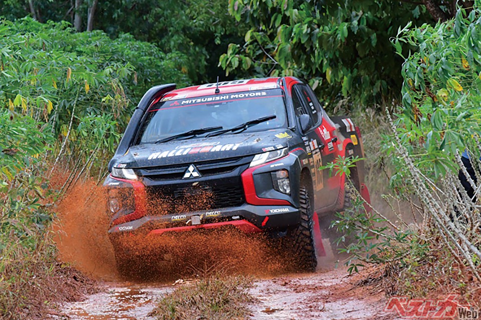 Leg3 SS4。フラットダート主体だが、マッド、グラベル、ターマックと、路面は変化に富む。場所によっては水深50cmを超える水たまりも