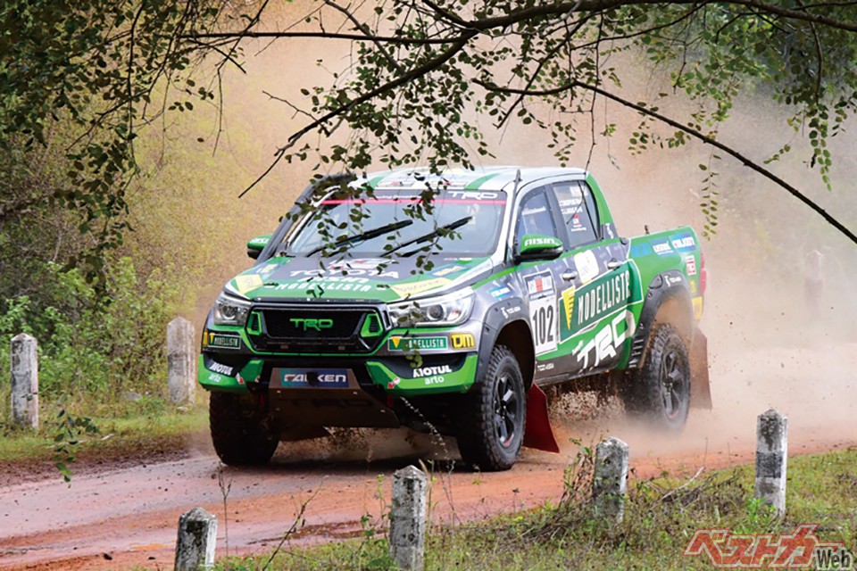 総合2位は「トヨタ・クロスカントリーチーム・タイランド」のハイラックスRevo。3位には塙郁夫選手のトヨタ・フォーチュナーが入った