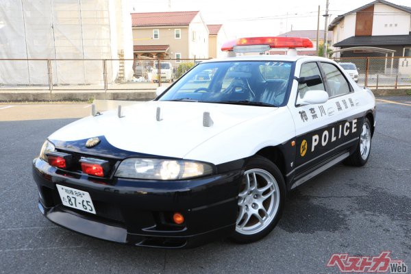 神奈川県警二交機の顔ともいえるR33GT-R4ドアパトカー。現在では見ることすら珍しくなったオートカバーがフロントグリルに鎮座する。配備から25年を経た今も現役で、交通安全イベントなどで活躍する。400番台のコールサインは交通機動隊所属を意味する