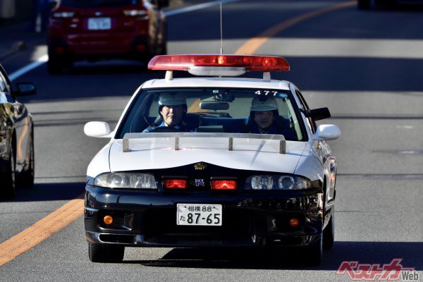 箱根駅伝の交通規制に先立って、R33GT-R4ドアパトカーが走行。このようなシーンで見かける機会があるのだ
