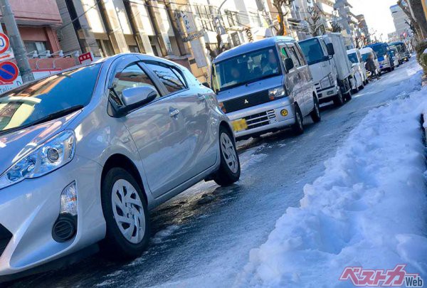 東京23区内。大雪から4日目の朝だが、ビル陰になる路面はツルツルのアイスバーンに磨き上げられていた。スタッドレスタイヤでも慎重な運転が求められる路面である