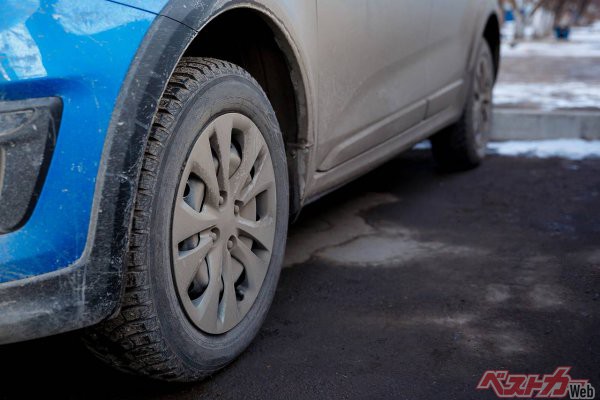 車体に付く雪汚れには凍結防止剤が混じっていることがある（Alexandra Selivanova@Adobestock）