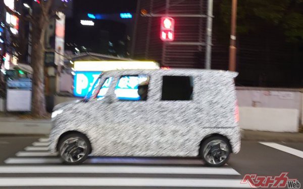 愛知県名古屋で撮影された新型N-BOXと思われる覆面テスト車。写真提供/@kogiliver/Twitter