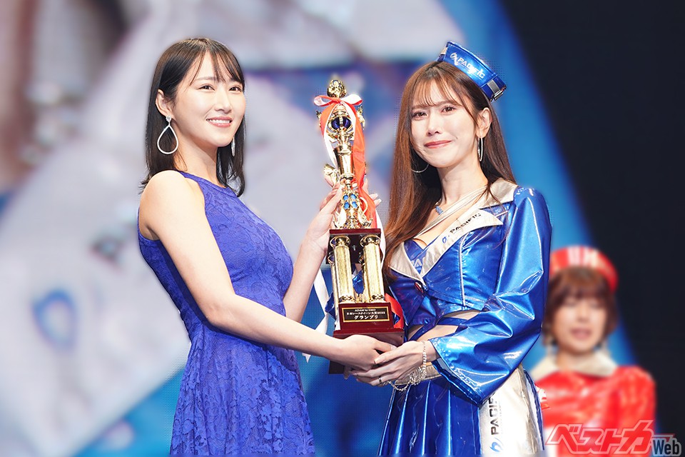 2022パシフィックフェアリーズ 名取くるみ。左はプレゼンター・2021年グランプリの川瀬もえさん