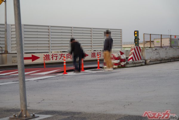 飛ばないにせよ、興味本位で見学に訪れる人も多い。ジャンプ台が観光名所化しているのが現状だ