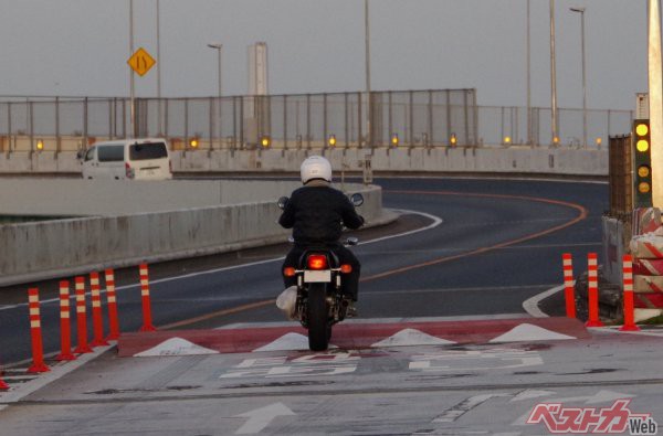取材時に通過していたバイク。20~30km/h程度で通過しており、さほど衝撃はなかったように見受けられた