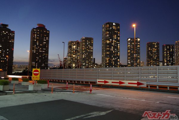 タワーマンションが林立し、夜景が美しい辰巳第一PA。住民にとって騒音は切実な問題だろう