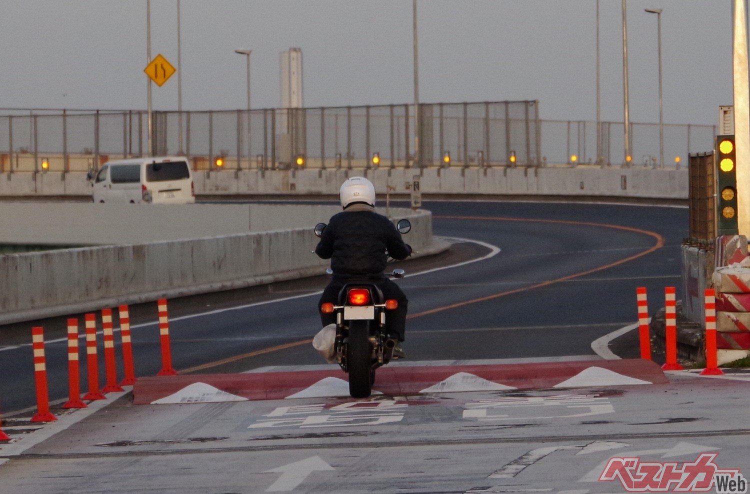 名所化した首都高「辰巳ジャンプ台」は逆効果？ 設置理由は？ バイクで