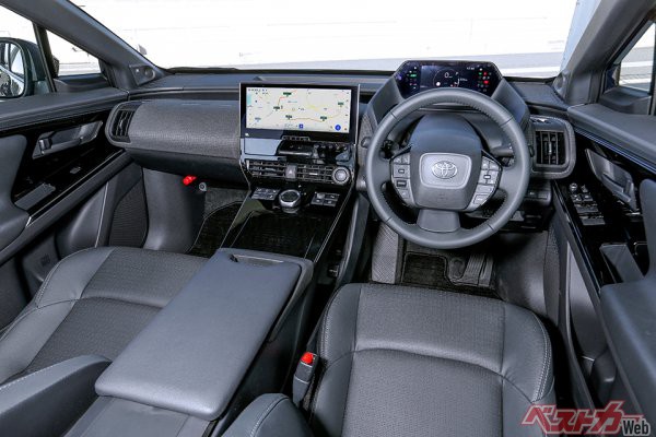 トヨタ bZ4Xのダッシュボードにはグローブボックスがないかわりに、大容量のセンターコンソールを備えている
