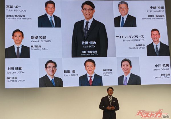 新チームを発表する佐藤新社長。「役職よりも役割で」という言葉が印象的で、新しいトヨタをチーム体制で回してゆく