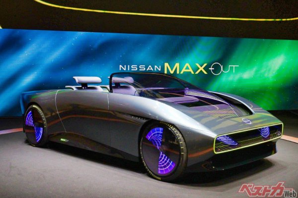2023年2月2日、日産自動車は、BEVの2シーターオープン、「Max-Out（マックスアウト）」の実車を、横浜の日産グローバル本社ギャラリーで公開した